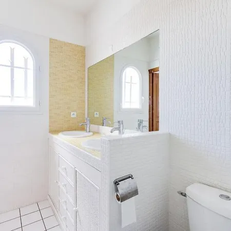 Le Cap D'agde Sleeps 6 Wifi Holiday home