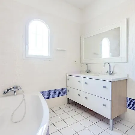Le Cap D'agde Sleeps 6 Wifi Holiday home *